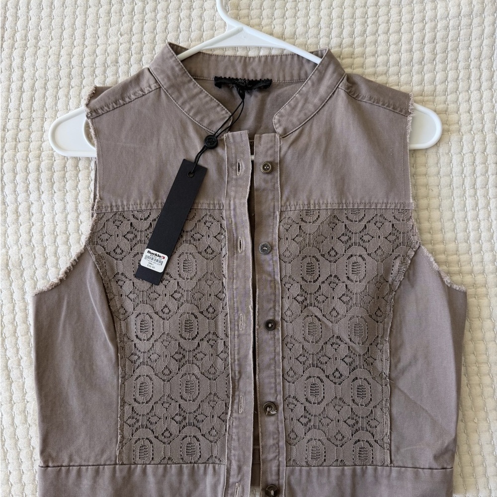 Buckle BKE Boutique Taupe Button-Front Sleeveless Top